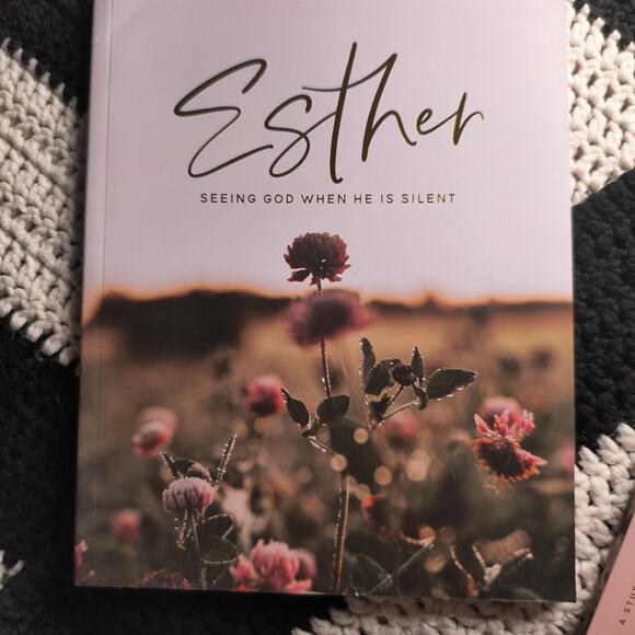 The Daily Grace Co. Biblie Study Set - Picture 2 of 5